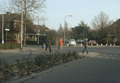117504 Afbeelding van een verkeersbrigadier op de oversteekplaats voor voetgangers in de Linnaeuslaan te Utrecht, ter ...
